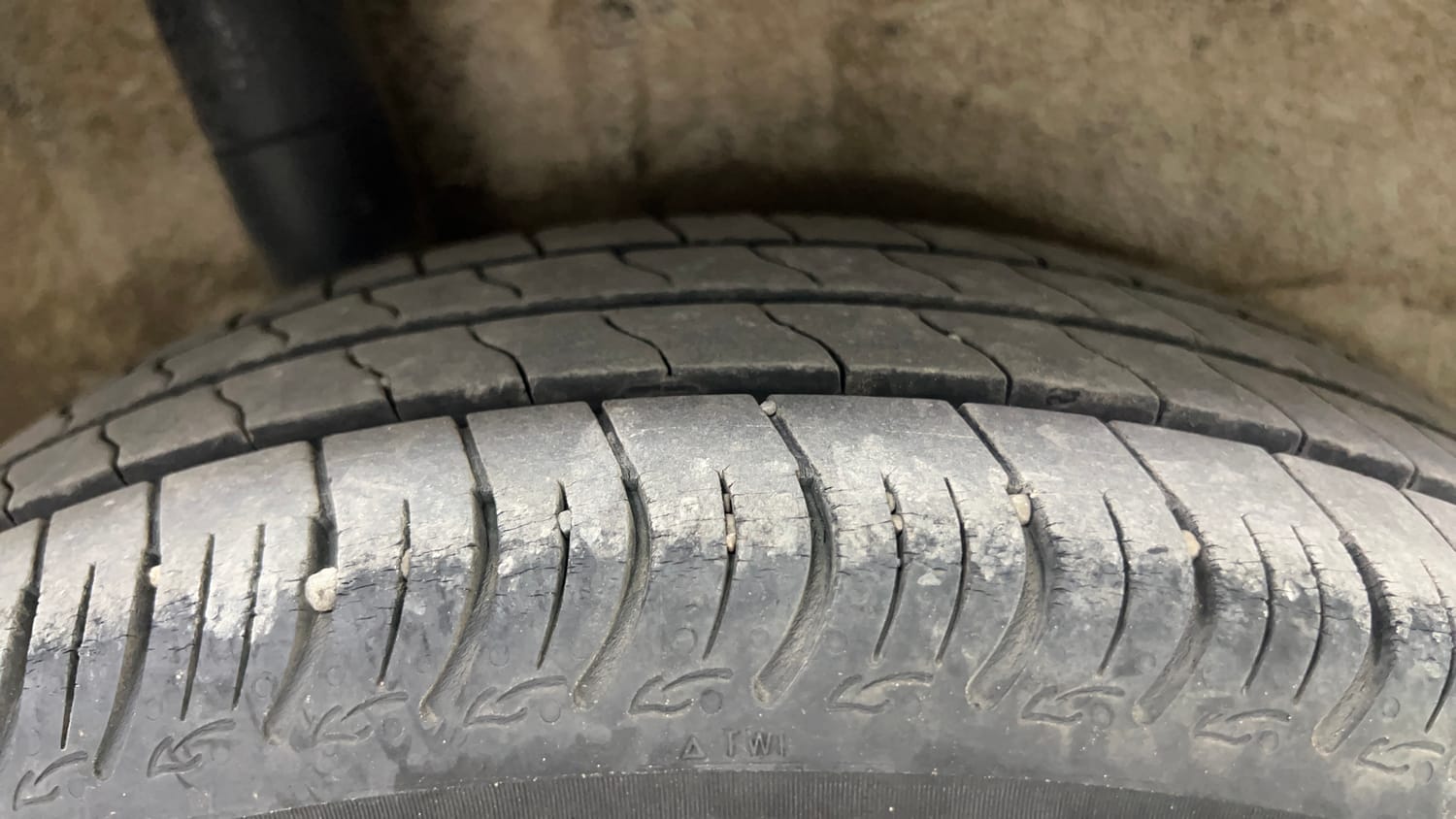 Used 2024 Maruti Suzuki Wagon R VXI 1.0 AGS Petrol Automatic tyres RIGHT REAR TYRE TREAD VIEW
