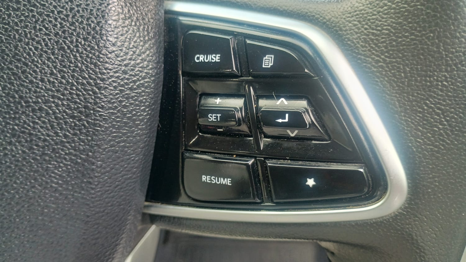 Used 2023 Mahindra XUV700 AX 7 Luxury Pack Diesel MT 7 STR Diesel Manual top_features Cruise control