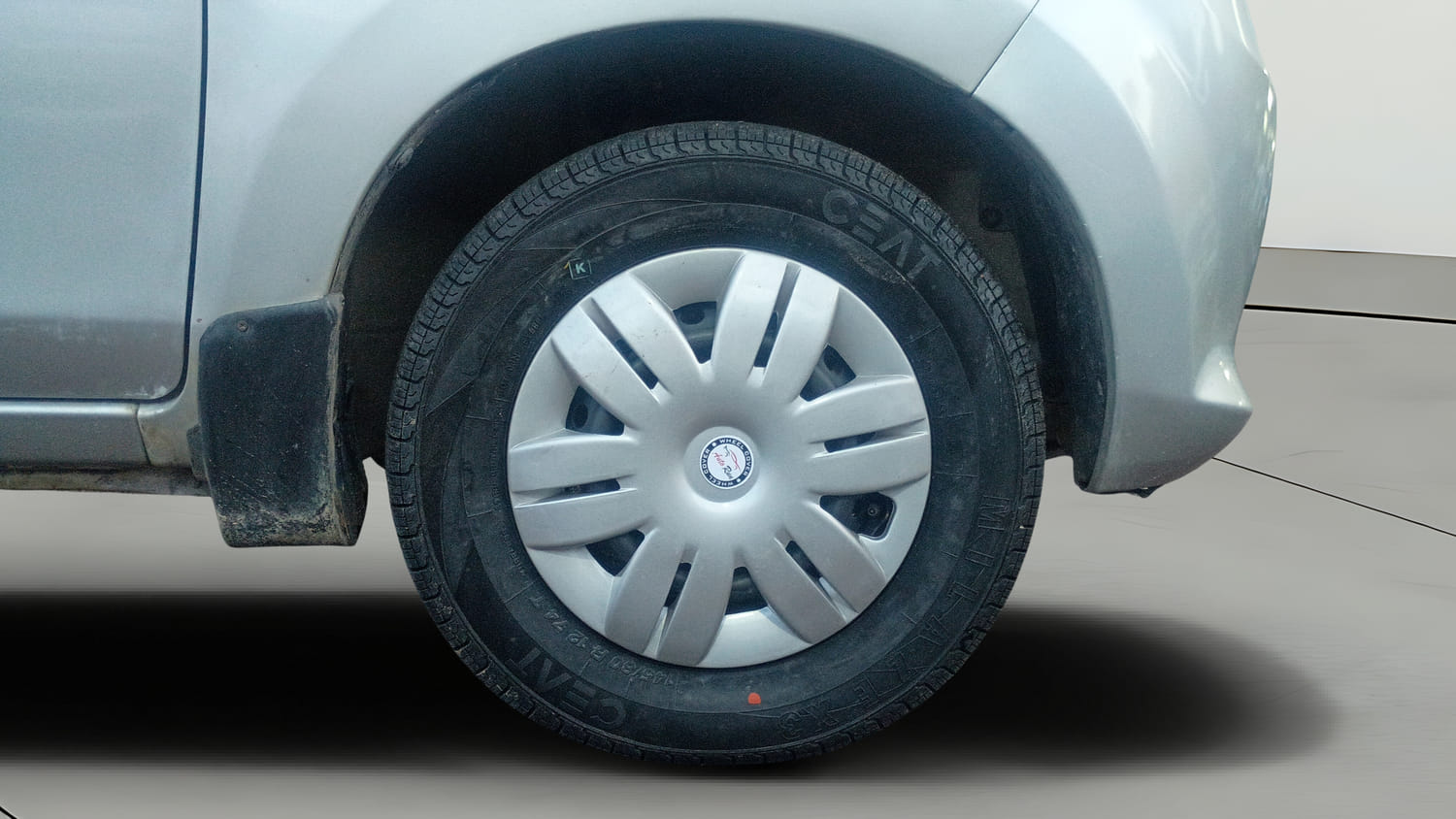 Used 2015 Maruti Suzuki Alto 800 Lxi Petrol Manual tyres RIGHT FRONT TYRE RIM VIEW