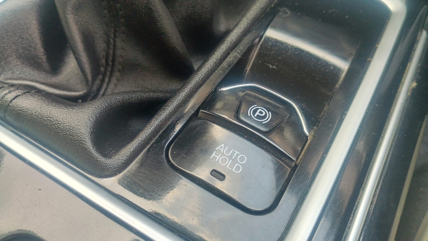Used 2023 Mahindra XUV700 AX 7 Luxury Pack Diesel MT 7 STR Diesel Manual top_features Electronic parking brake