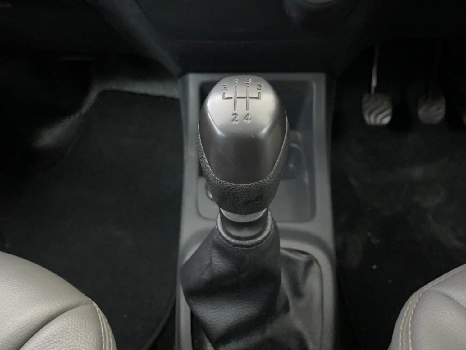 Used 2016 Renault Kwid RXT Petrol Manual interior GEAR  KNOB VIEW