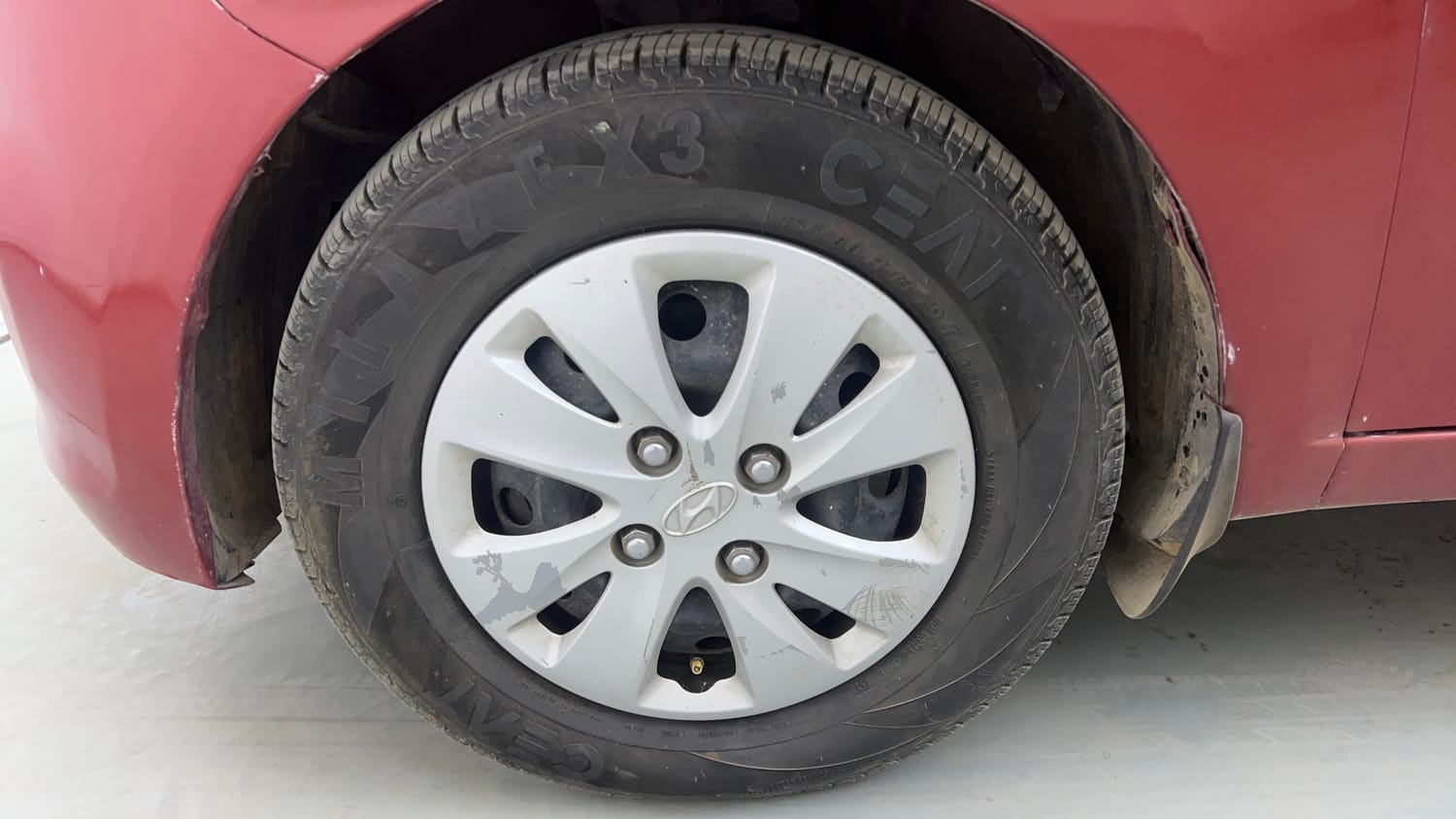 Used 2012 Hyundai i10 Sportz 1.2 Kappa2 Petrol Manual tyres LEFT FRONT TYRE RIM VIEW