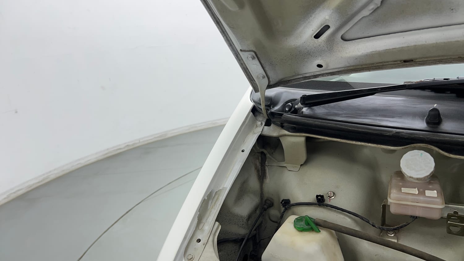 Used 2022 Maruti Suzuki Eeco 5 STR AC (O) Petrol Manual engine ENGINE RIGHT SIDE HINGE & APRON VIEW