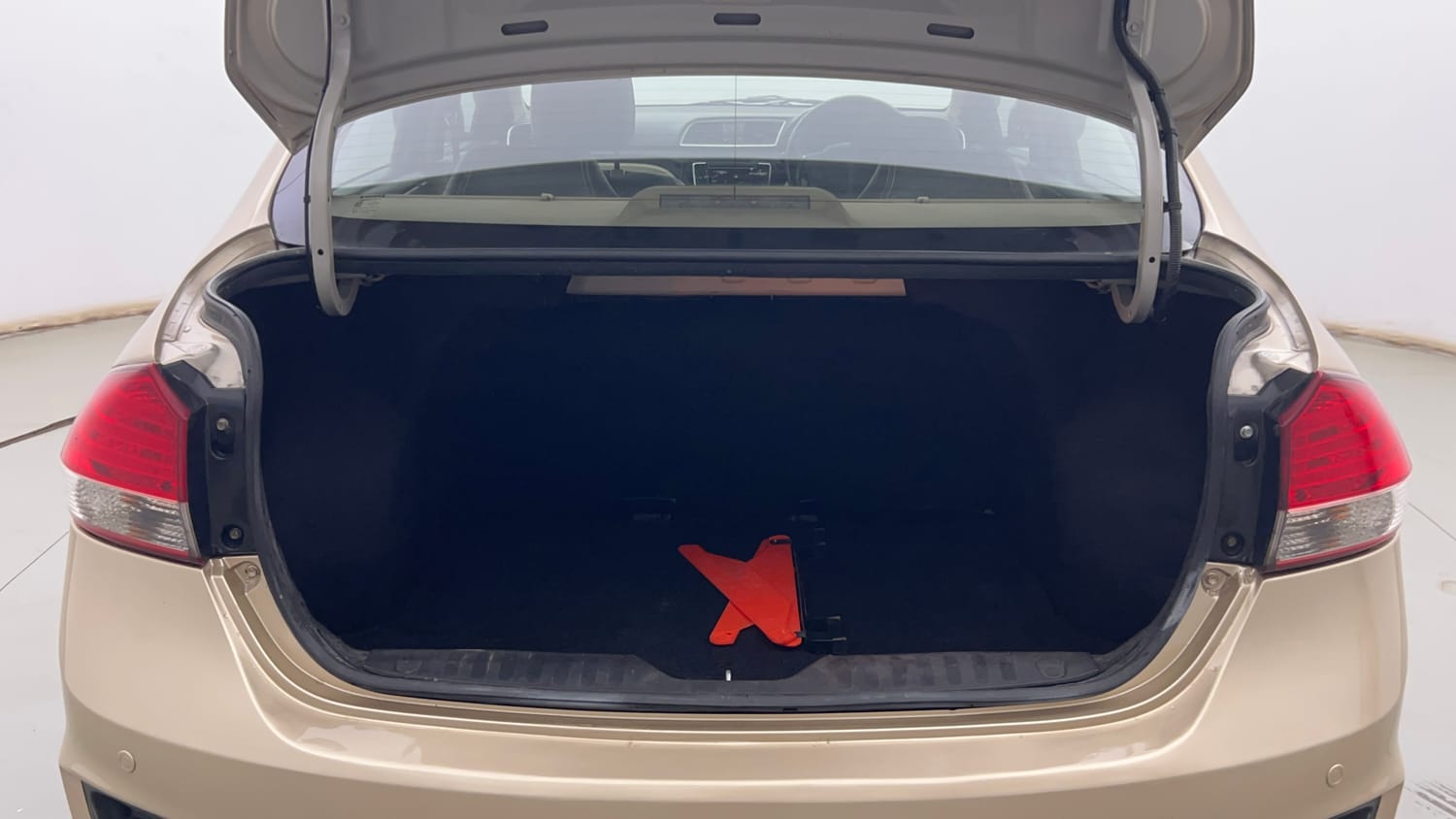 Used 2016 Maruti Suzuki Ciaz ZXi  AT Petrol Automatic interior DICKY INSIDE VIEW