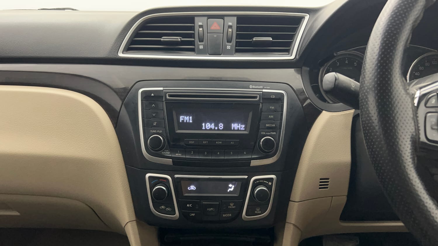 Used 2016 Maruti Suzuki Ciaz ZXi  AT Petrol Automatic top_features Integrated (in-dash) music system