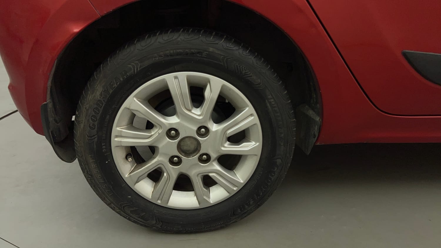 Used 2018 Tata Tiago Revotron XZA Petrol Automatic tyres RIGHT REAR TYRE RIM VIEW