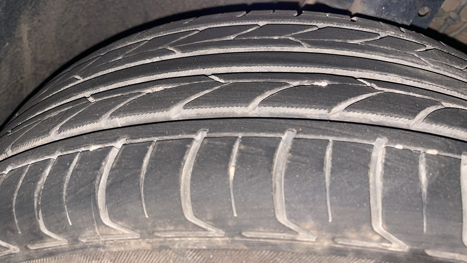 Used 2014 Volkswagen Vento Highline Petrol Petrol Manual tyres LEFT FRONT TYRE TREAD VIEW