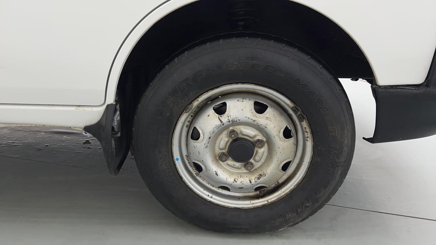 Used 2022 Maruti Suzuki Eeco 5 STR AC (O) Petrol Manual tyres RIGHT FRONT TYRE RIM VIEW