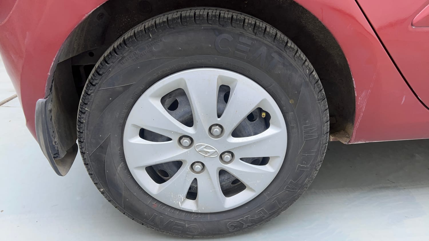 Used 2012 Hyundai i10 Sportz 1.2 Kappa2 Petrol Manual tyres RIGHT REAR TYRE RIM VIEW