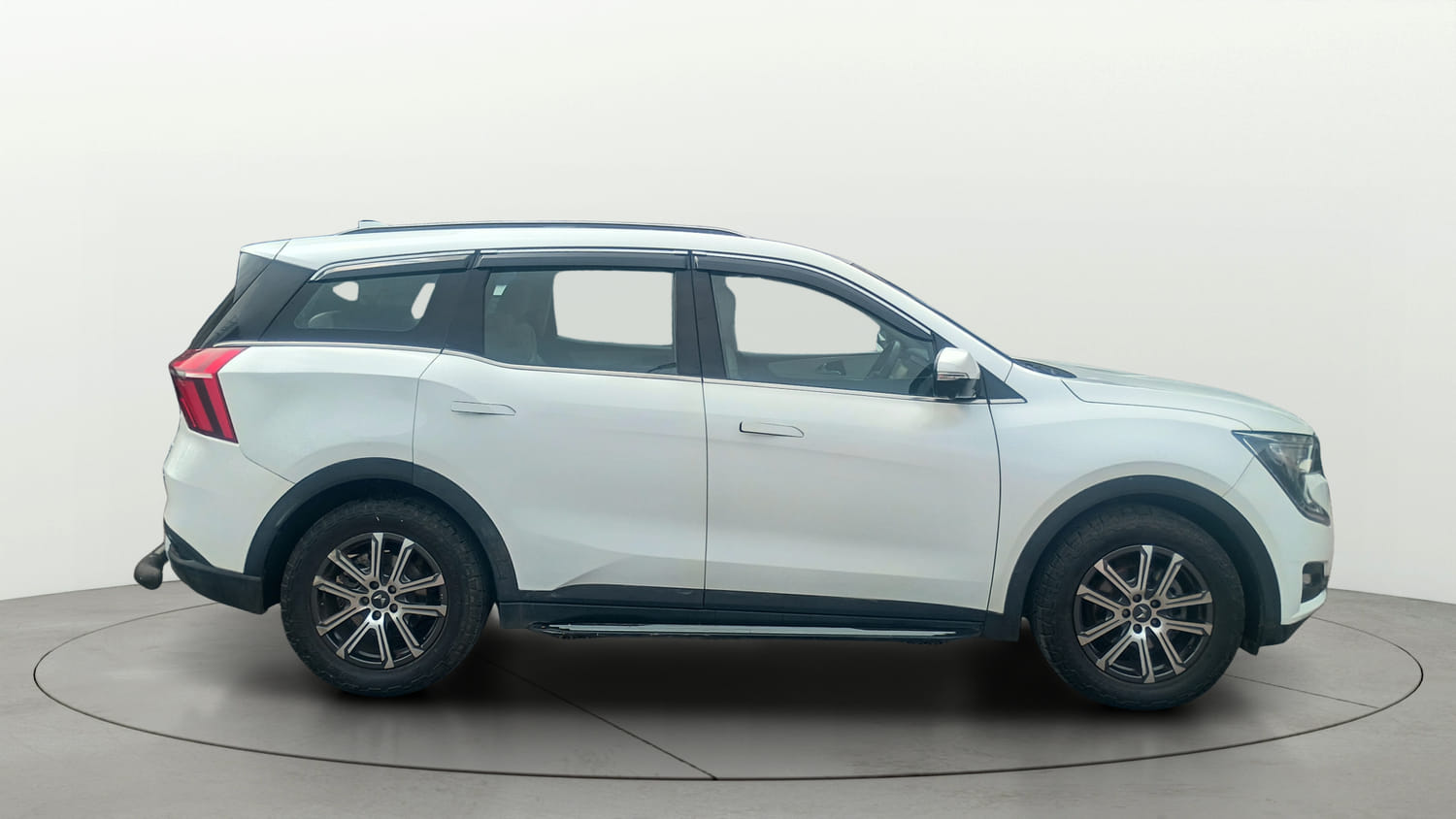 Used 2023 Mahindra XUV700 AX 7 Luxury Pack Diesel MT 7 STR Diesel Manual exterior RIGHT SIDE VIEW