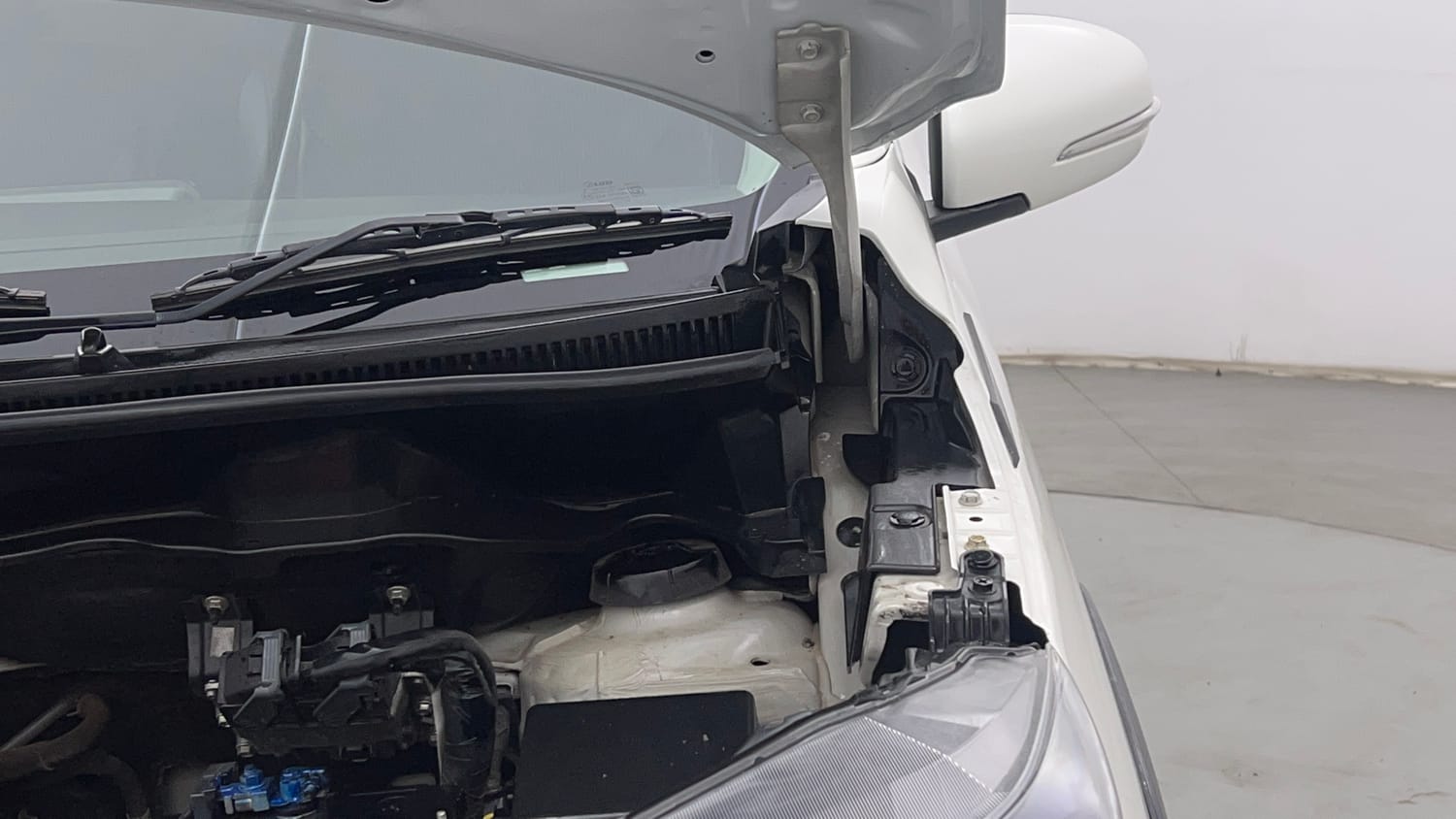 Used 2023 Maruti Suzuki XL6 Zeta AT Petrol Petrol Automatic engine ENGINE LEFT SIDE HINGE & APRON VIEW
