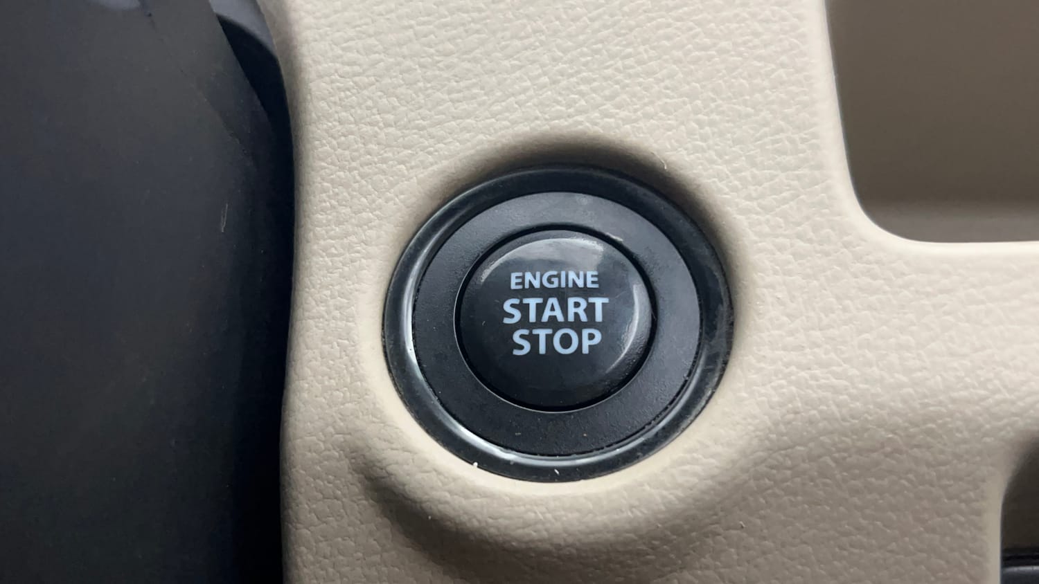 Used 2016 Maruti Suzuki Ciaz ZXi  AT Petrol Automatic top_features Keyless start