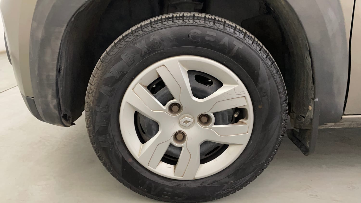 Used 2016 Renault Kwid RXT Petrol Manual tyres LEFT FRONT TYRE RIM VIEW