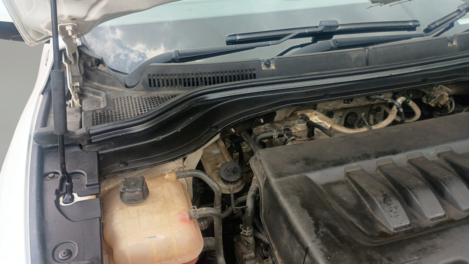 Used 2023 Mahindra XUV700 AX 7 Luxury Pack Diesel MT 7 STR Diesel Manual engine ENGINE RIGHT SIDE HINGE & APRON VIEW
