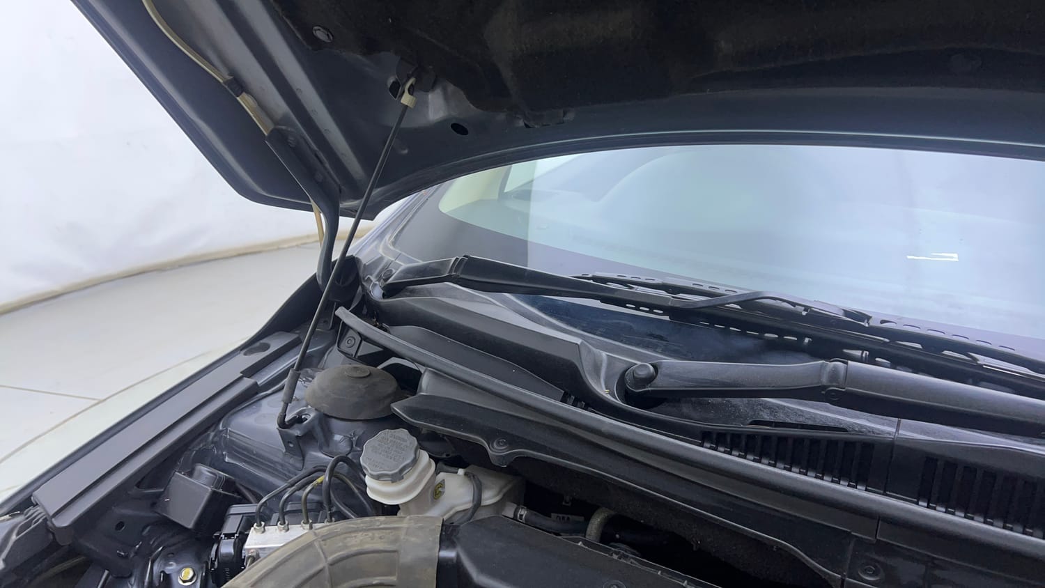 Used 2023 Maruti Suzuki Ciaz Zeta 1.5 Petrol Manual engine ENGINE RIGHT SIDE HINGE & APRON VIEW