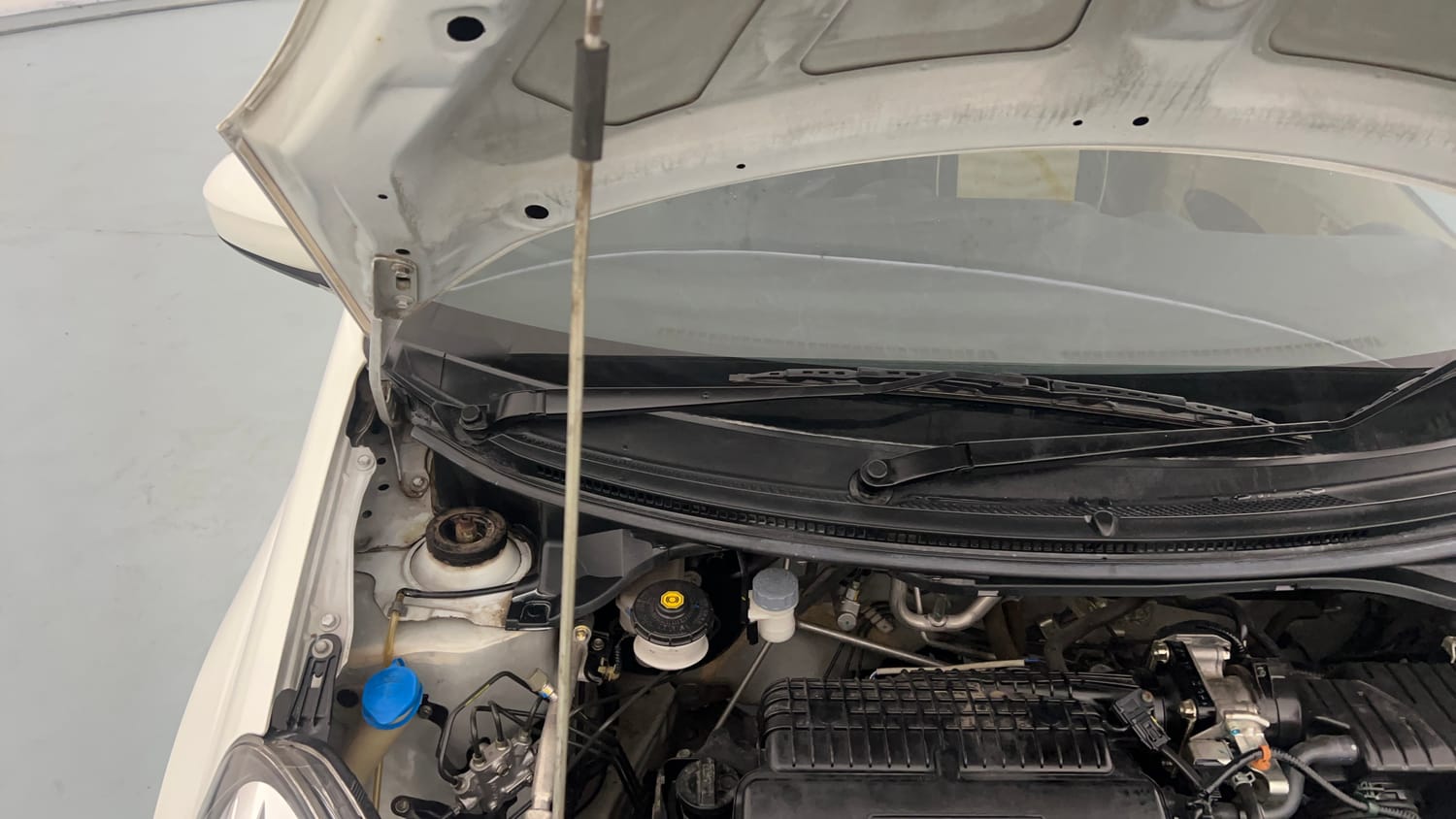Used 2015 Honda Mobilio S Petrol Petrol Manual engine ENGINE RIGHT SIDE HINGE & APRON VIEW