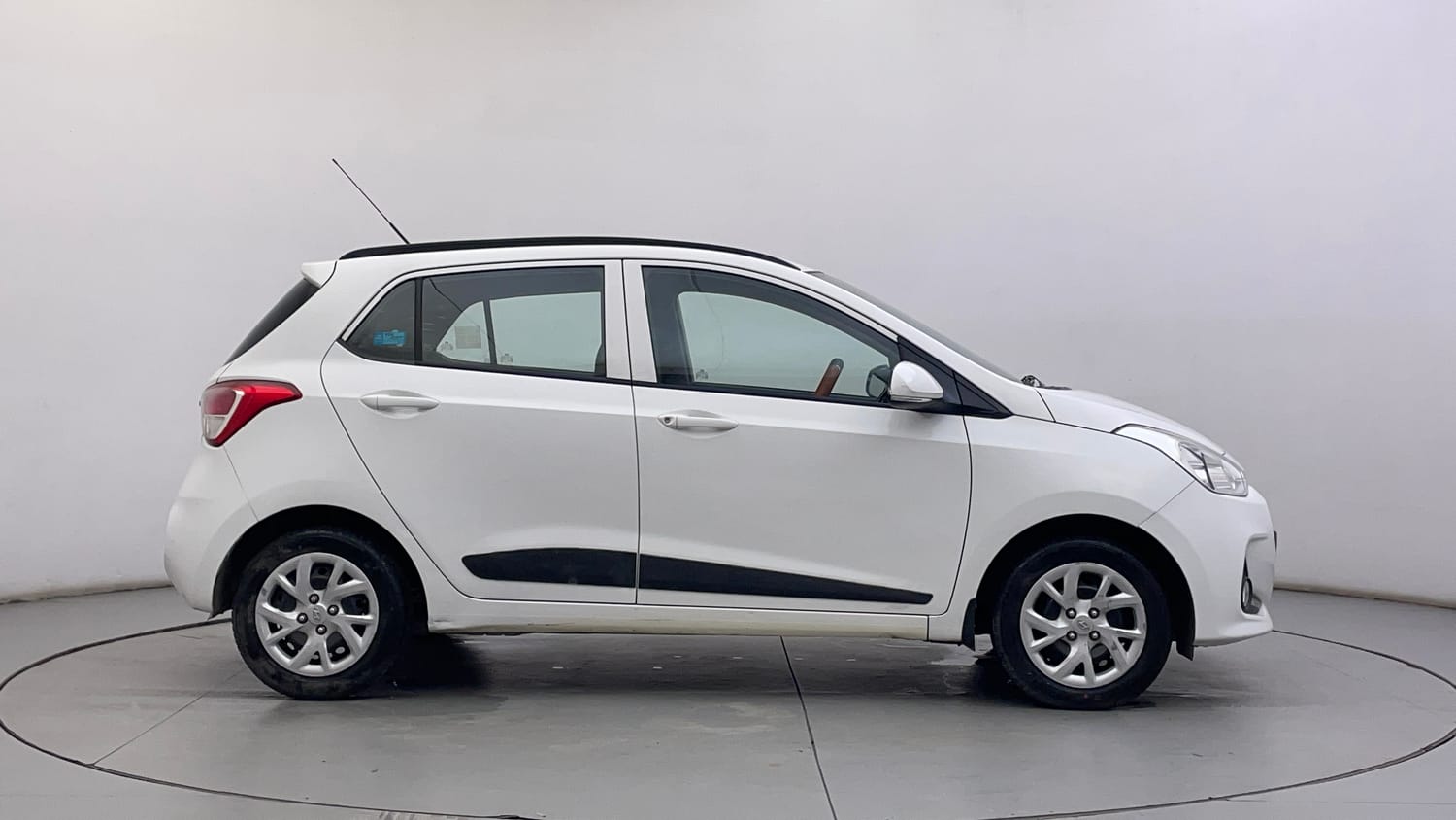 Used 2018 Hyundai Grand i10 Sportz (O) 1.2 Kappa VTVT Petrol Manual exterior RIGHT SIDE VIEW