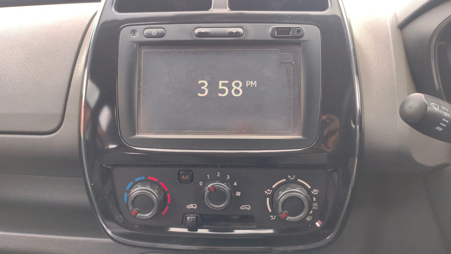 Used 2017 Renault Kwid 1.0 RXT AMT Opt Petrol Automatic interior MUSIC SYSTEM & AC CONTROL VIEW