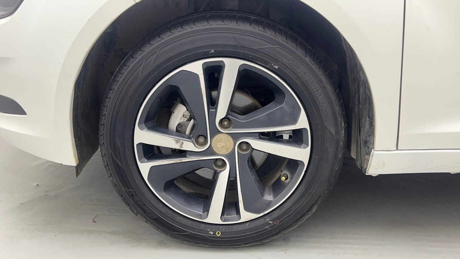 Used 2022 Tata Altroz XZA Petrol Petrol Automatic tyres LEFT FRONT TYRE RIM VIEW