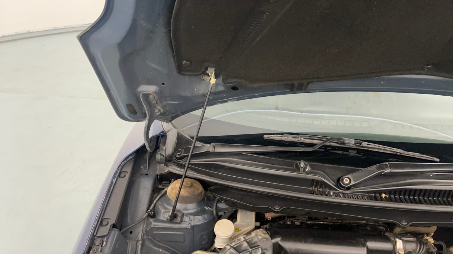 Used 2019 Maruti Suzuki Baleno Delta Automatic Petrol Automatic engine ENGINE RIGHT SIDE HINGE & APRON VIEW