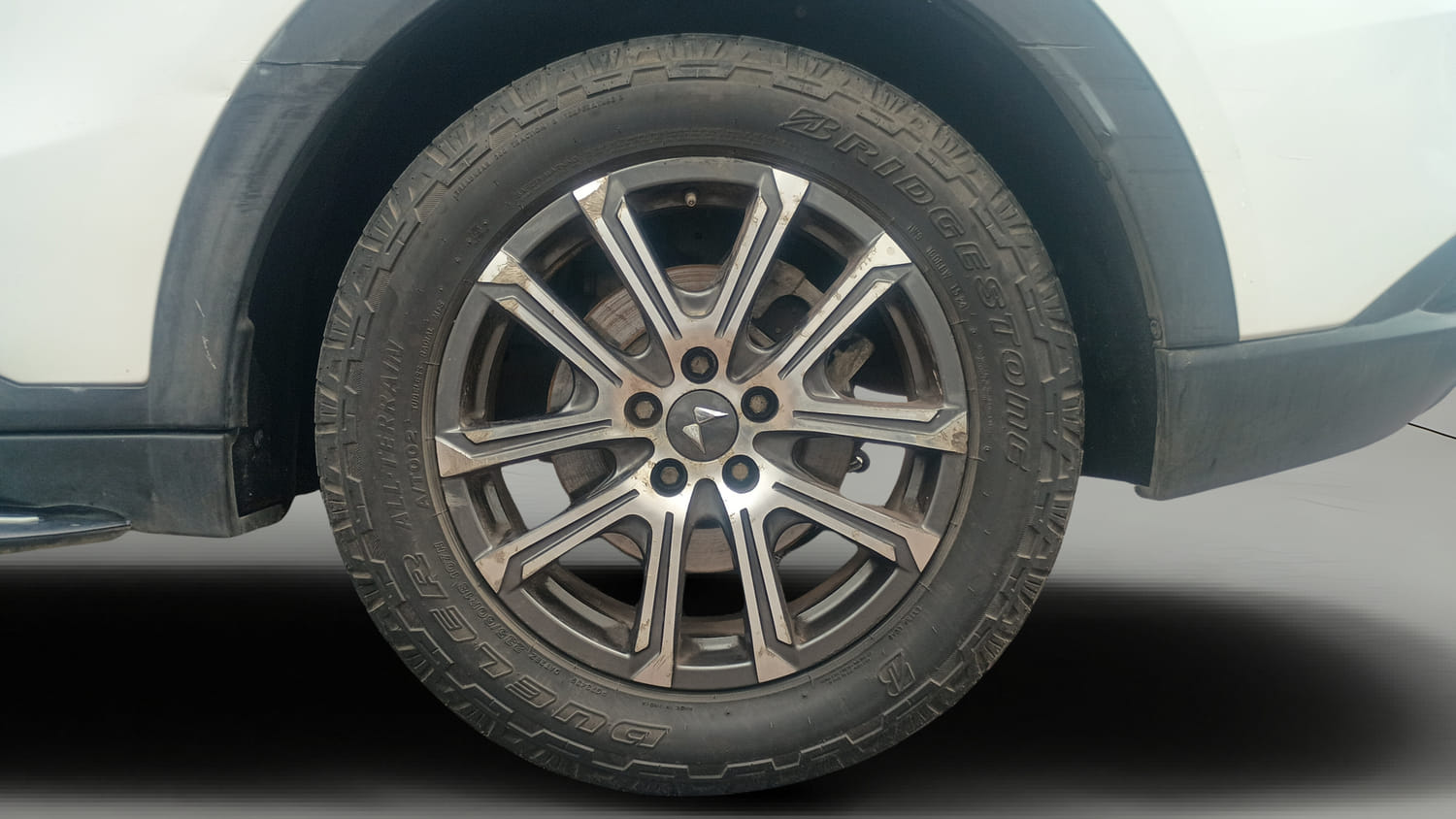 Used 2023 Mahindra XUV700 AX 7 Luxury Pack Diesel MT 7 STR Diesel Manual tyres LEFT REAR TYRE RIM VIEW