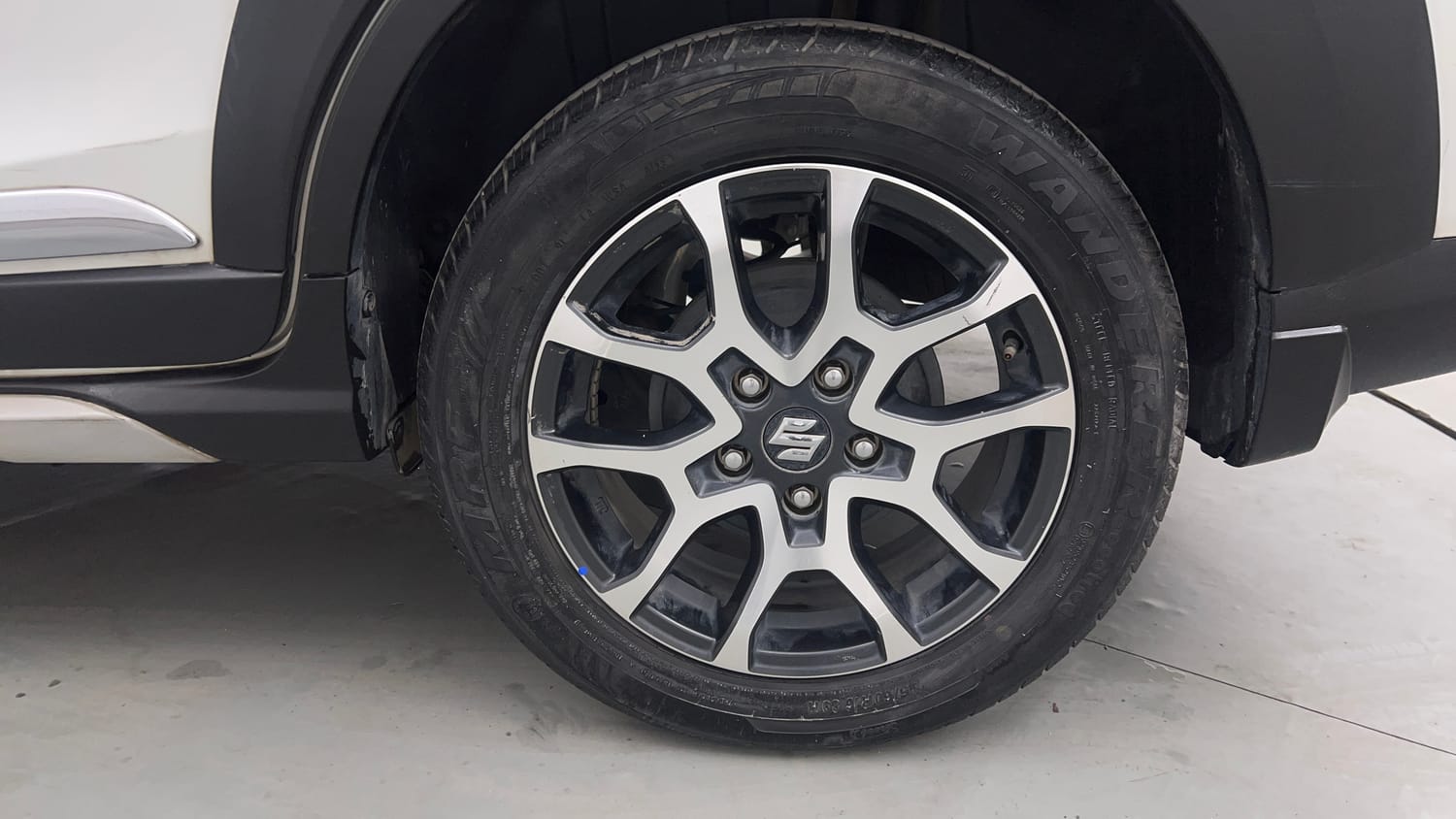 Used 2023 Maruti Suzuki XL6 Zeta AT Petrol Petrol Automatic tyres LEFT REAR TYRE RIM VIEW