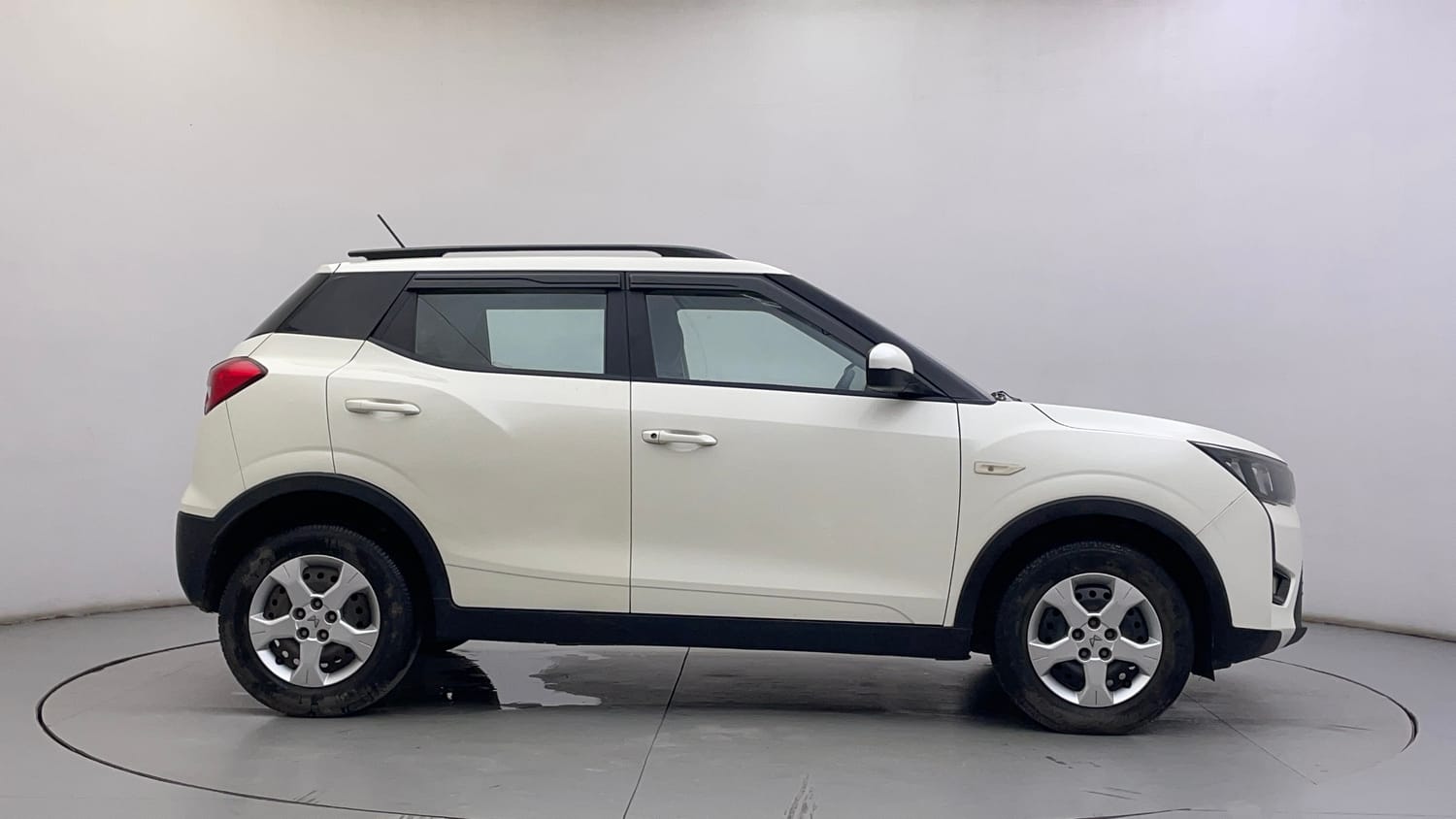 Used 2023 Mahindra XUV 300 W6 1.2 Petrol AMT Petrol Automatic exterior RIGHT SIDE VIEW