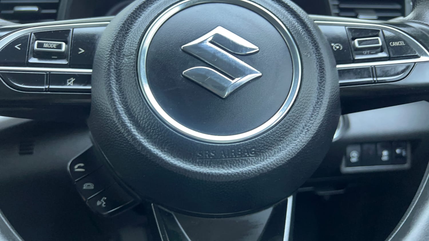 Used 2022 Maruti Suzuki XL6 Zeta AT Petrol Petrol Automatic top_features Airbags