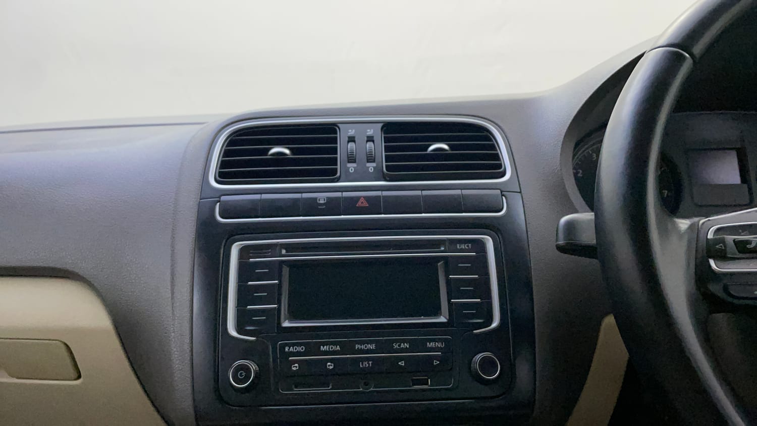 Used 2014 Volkswagen Vento Highline Petrol Petrol Manual top_features Integrated (in-dash) music system