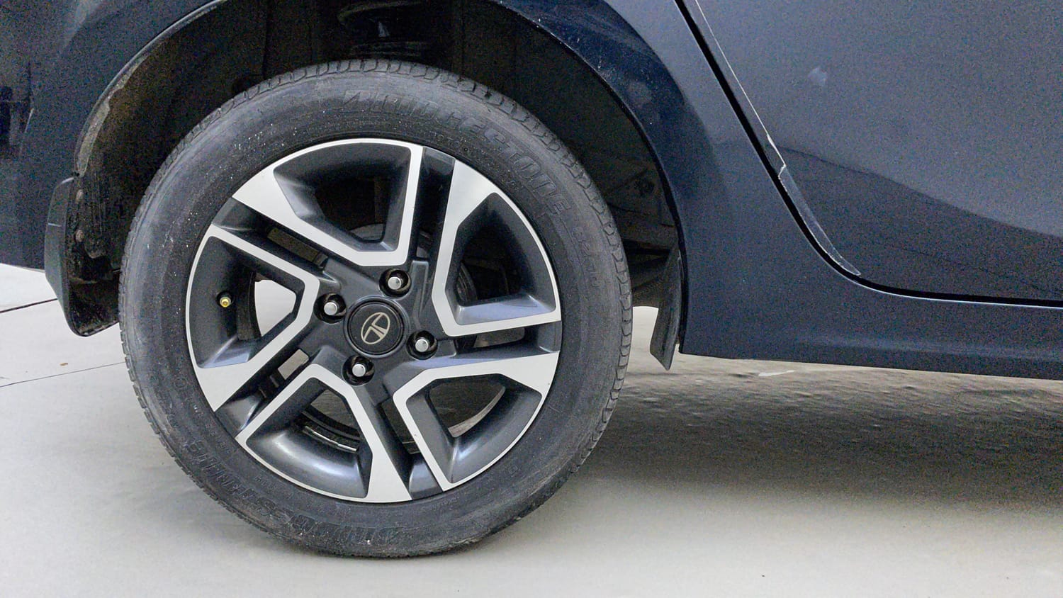 Used 2020 Tata Tigor XZ Plus Petrol Manual tyres RIGHT REAR TYRE RIM VIEW