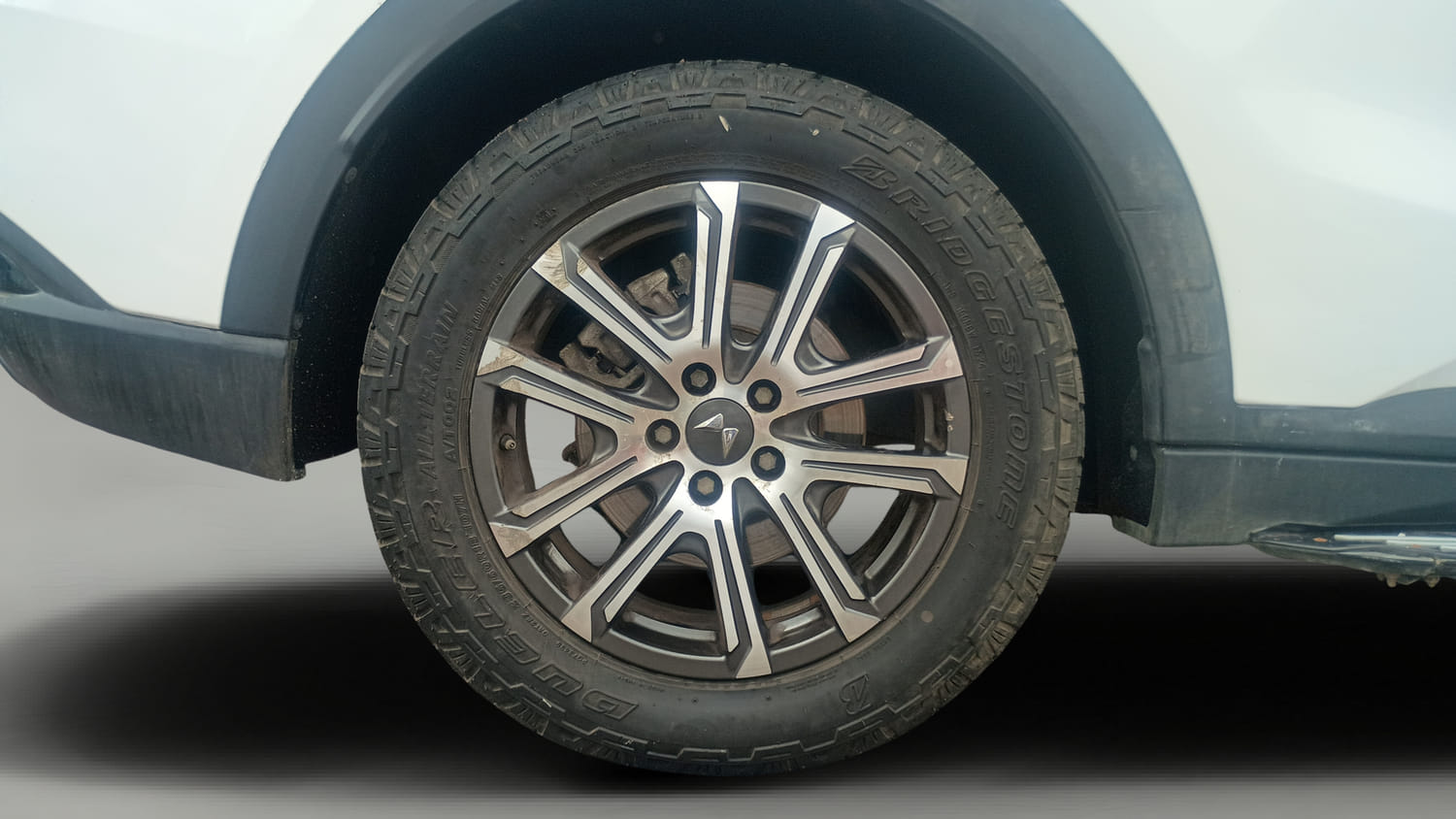 Used 2023 Mahindra XUV700 AX 7 Luxury Pack Diesel MT 7 STR Diesel Manual tyres RIGHT REAR TYRE RIM VIEW