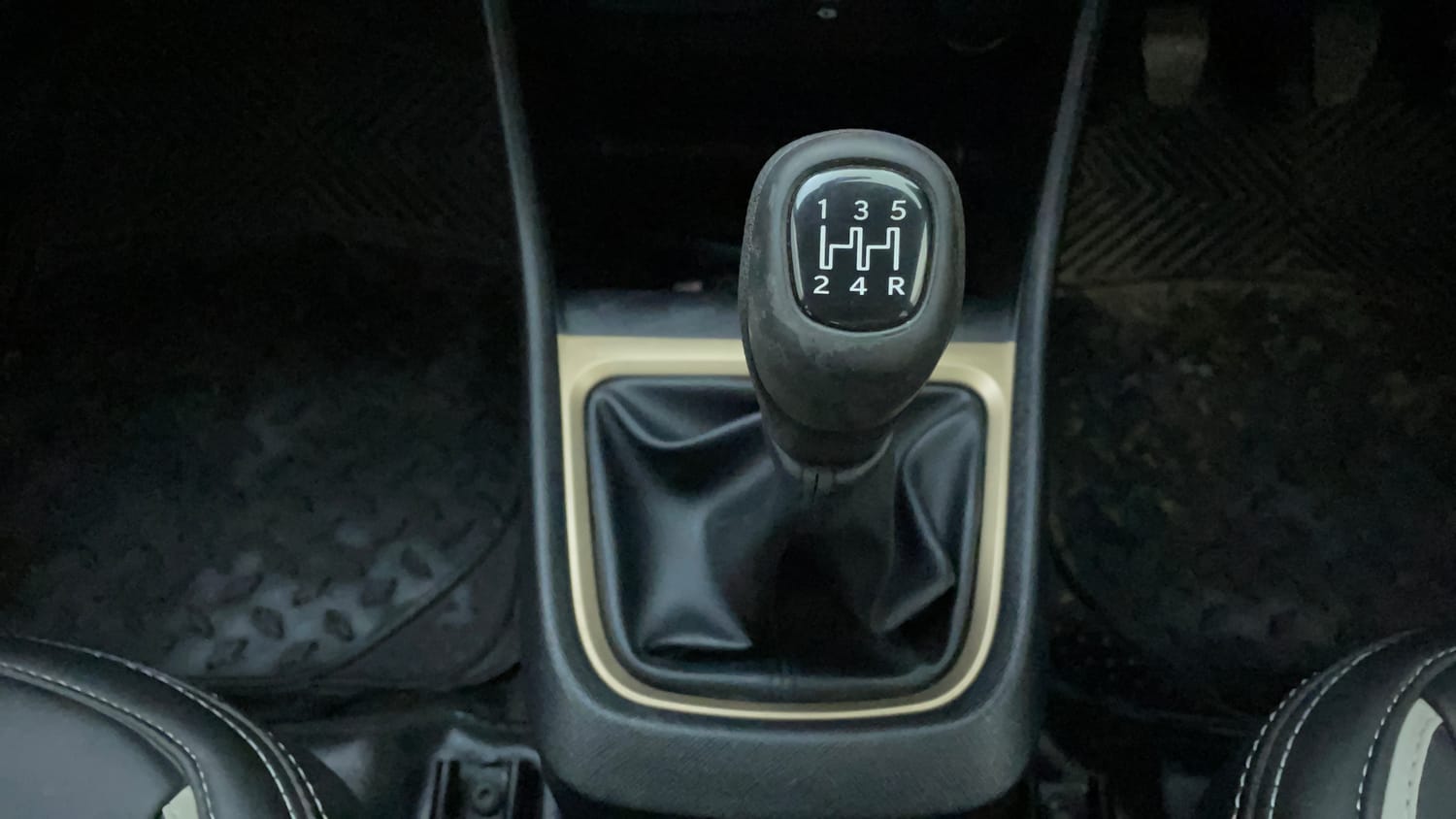 Used 2022 Tata Punch Accomplished MT Petrol Manual interior GEAR  KNOB VIEW