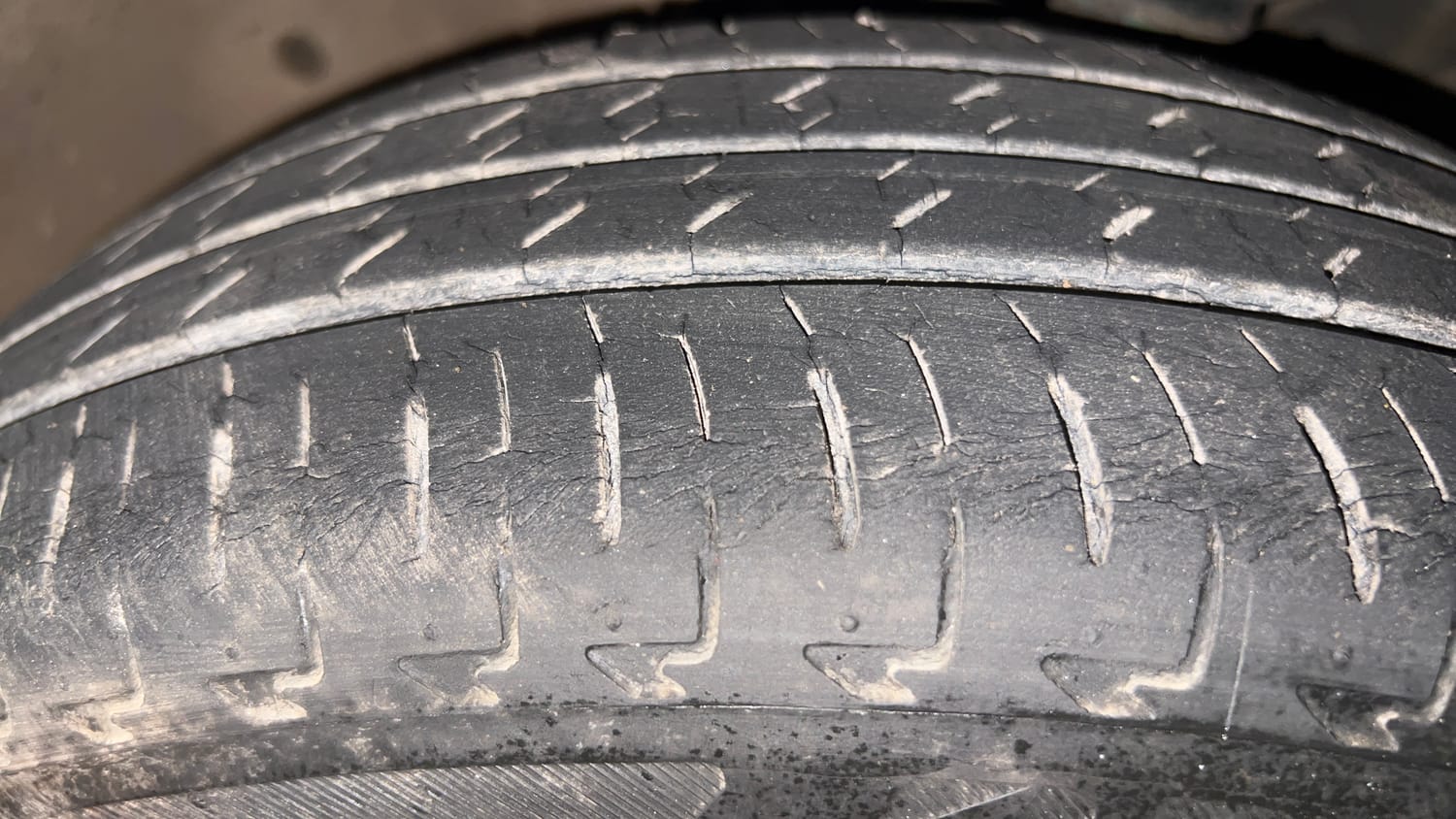 Used 2020 Maruti Suzuki Ignis Delta 1.2 AMT Petrol Automatic tyres LEFT FRONT TYRE TREAD VIEW