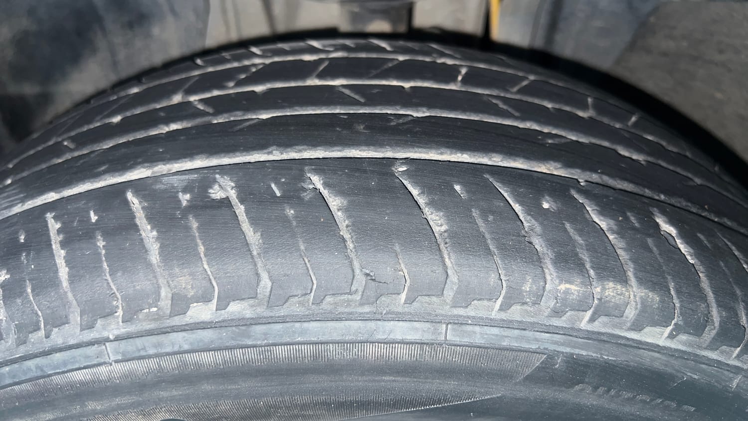Used 2021 Nissan Magnite XE Petrol Manual tyres LEFT FRONT TYRE TREAD VIEW