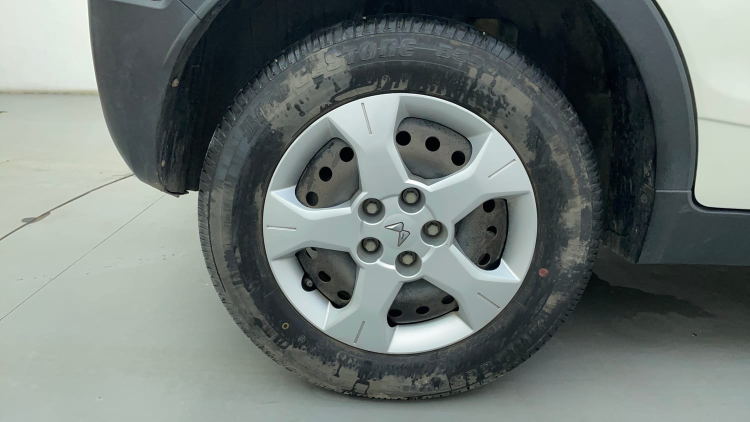 Used 2023 Mahindra XUV 300 W6 1.2 Petrol AMT Petrol Automatic tyres RIGHT REAR TYRE RIM VIEW