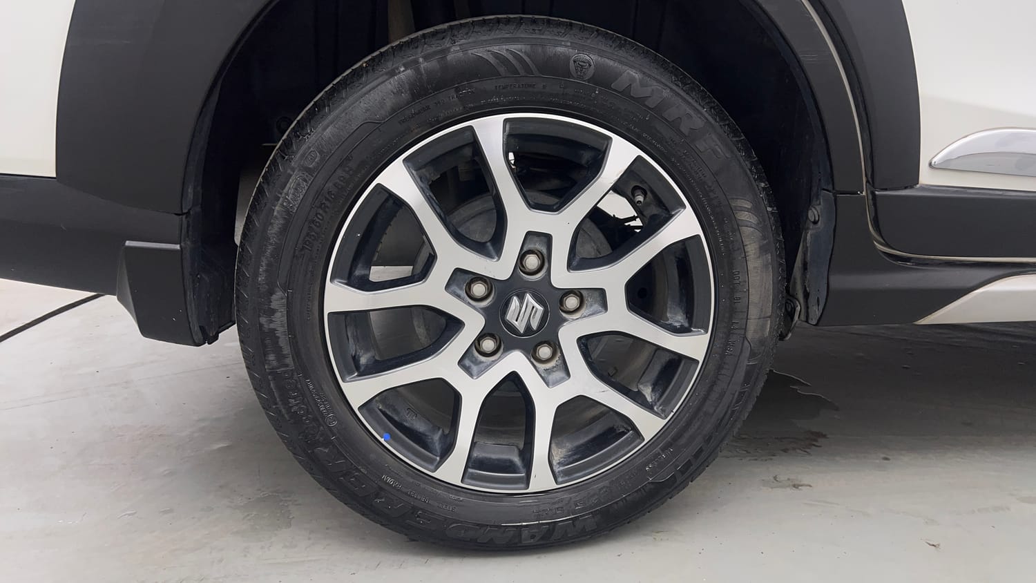 Used 2023 Maruti Suzuki XL6 Zeta AT Petrol Petrol Automatic tyres RIGHT REAR TYRE RIM VIEW