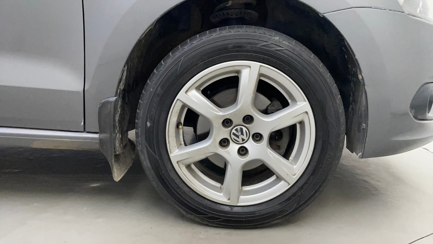 Used 2014 Volkswagen Vento Highline Petrol Petrol Manual tyres RIGHT FRONT TYRE RIM VIEW