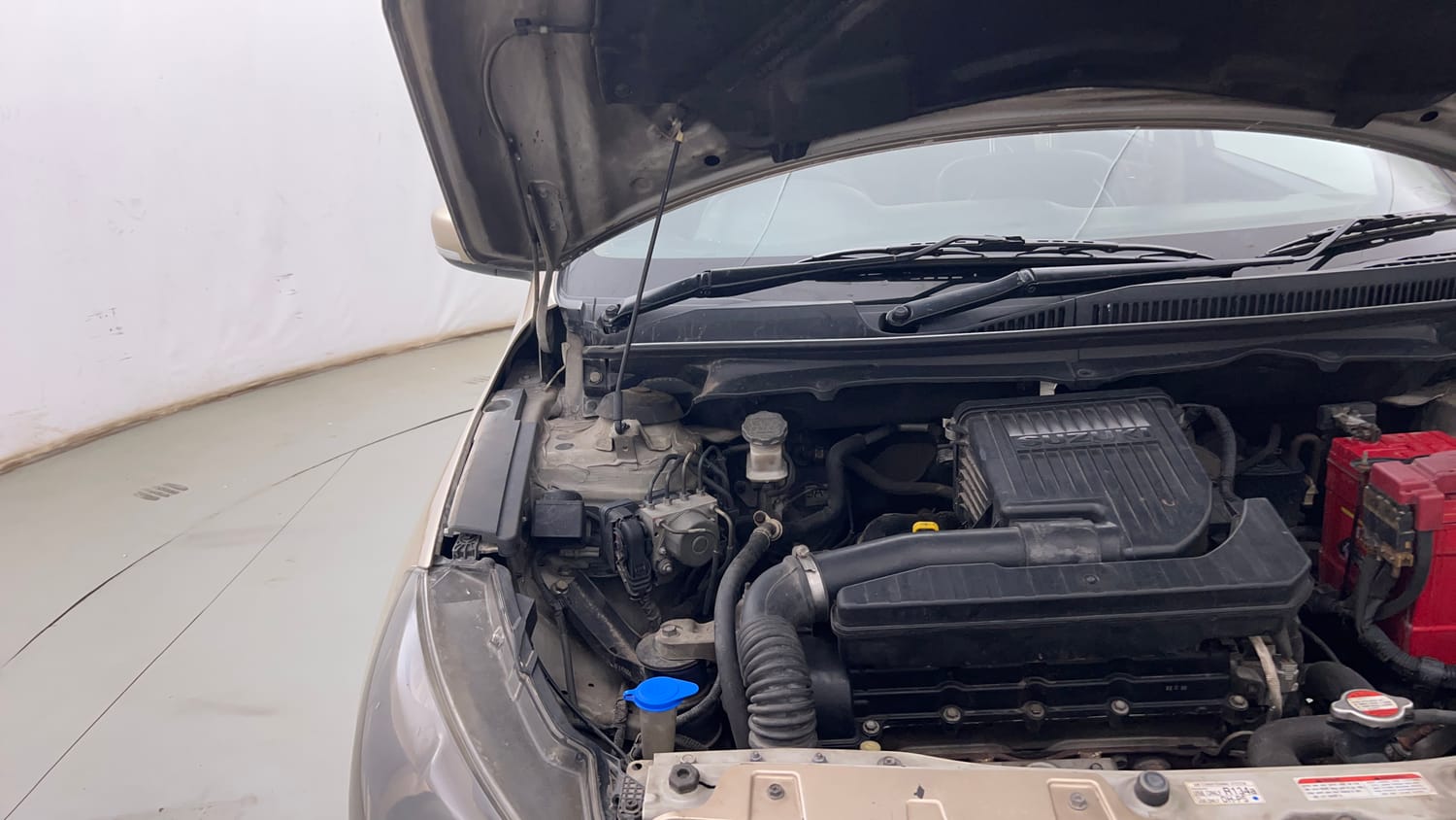 Used 2016 Maruti Suzuki Ciaz ZXi  AT Petrol Automatic engine ENGINE RIGHT SIDE HINGE & APRON VIEW