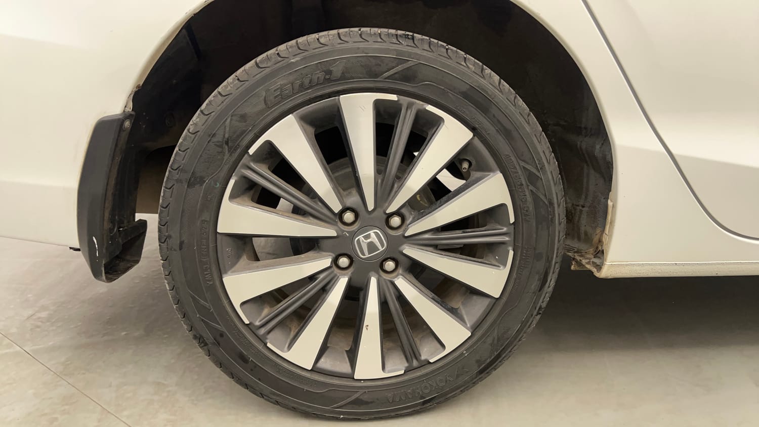 Used 2023 Honda City ZX Petrol MT Petrol Manual tyres RIGHT REAR TYRE RIM VIEW