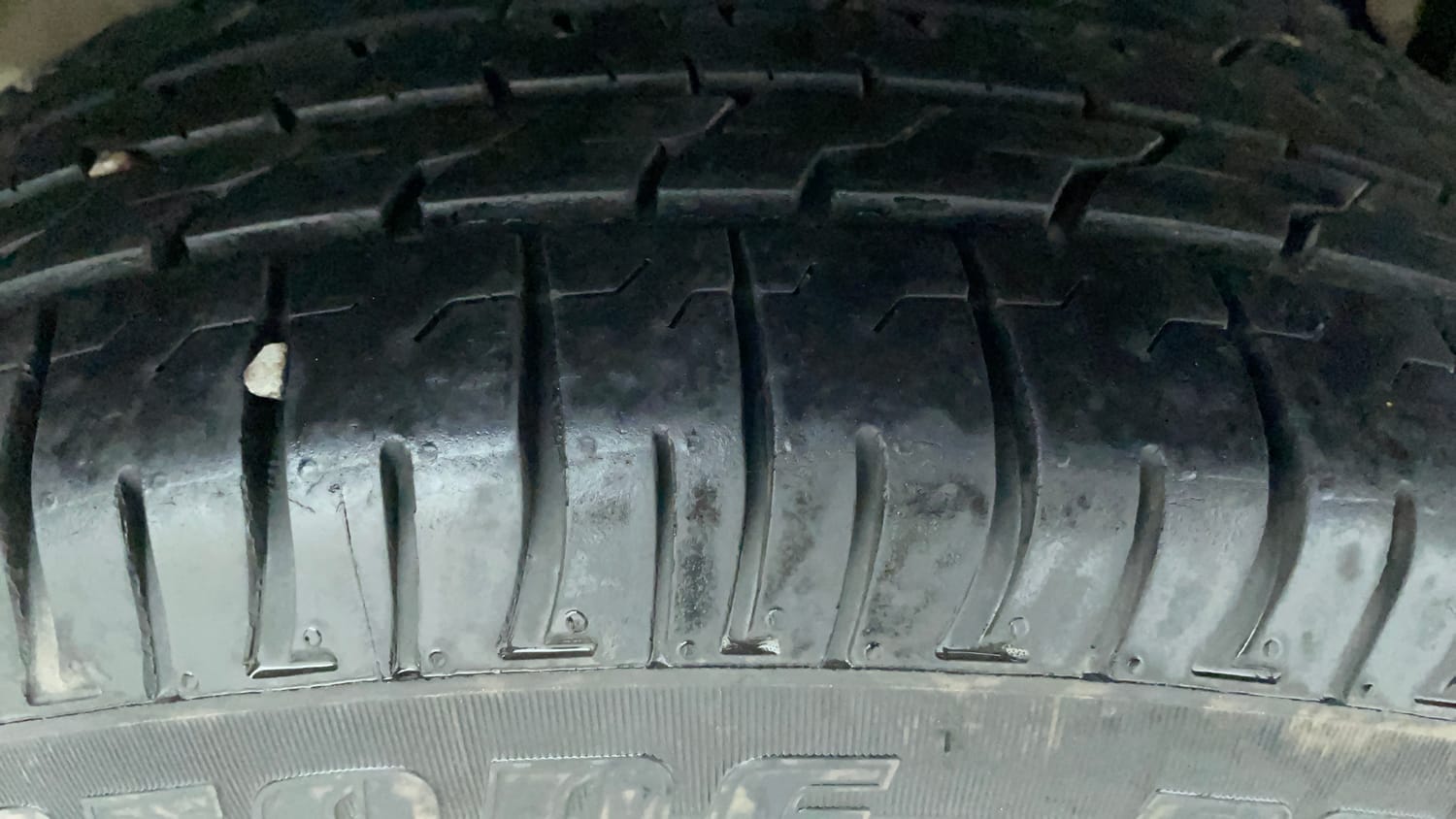 Used 2023 Mahindra XUV 300 W6 1.2 Petrol AMT Petrol Automatic tyres RIGHT REAR TYRE TREAD VIEW