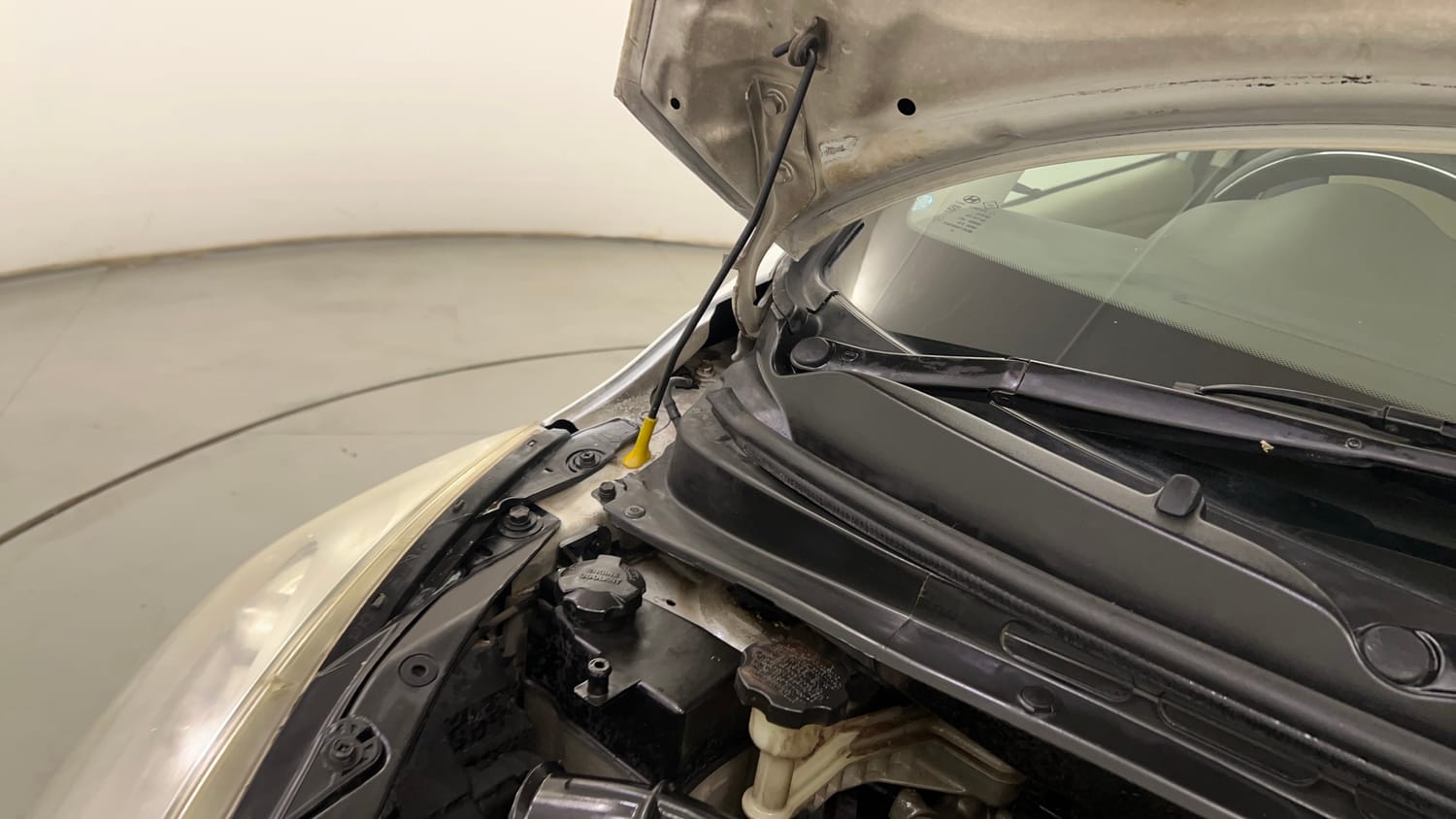 Used 2012 Hyundai i10 Magna 1.1 iRDE2 Petrol Manual engine ENGINE RIGHT SIDE HINGE & APRON VIEW