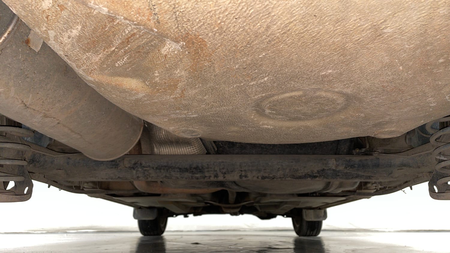 Used 2014 Volkswagen Vento Highline Petrol Petrol Manual extra REAR UNDERBODY VIEW (TAKEN FROM REAR)