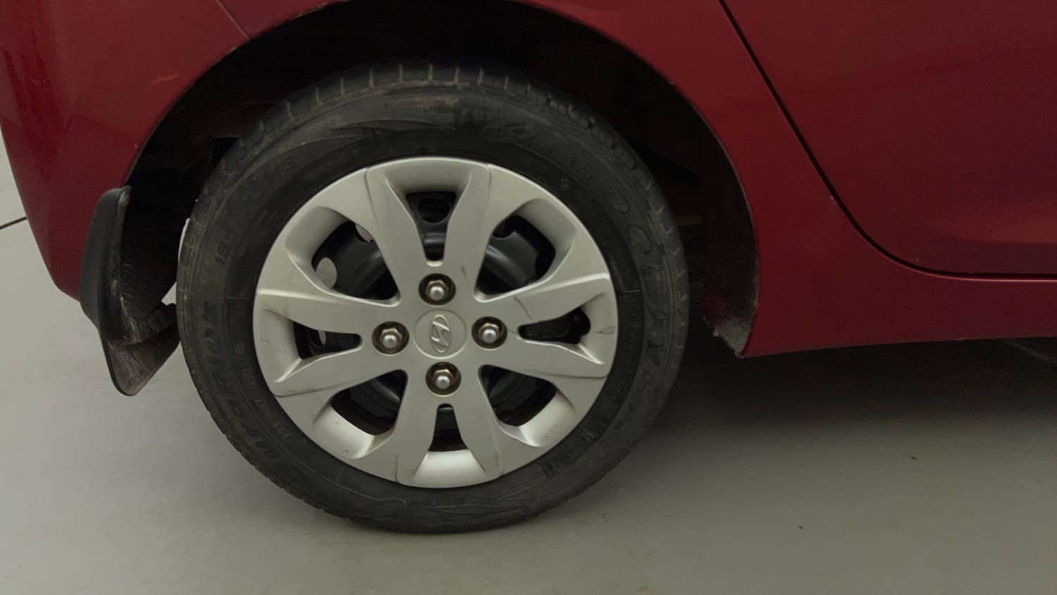 Used 2015 Hyundai Eon Magna + Petrol Manual tyres RIGHT REAR TYRE RIM VIEW