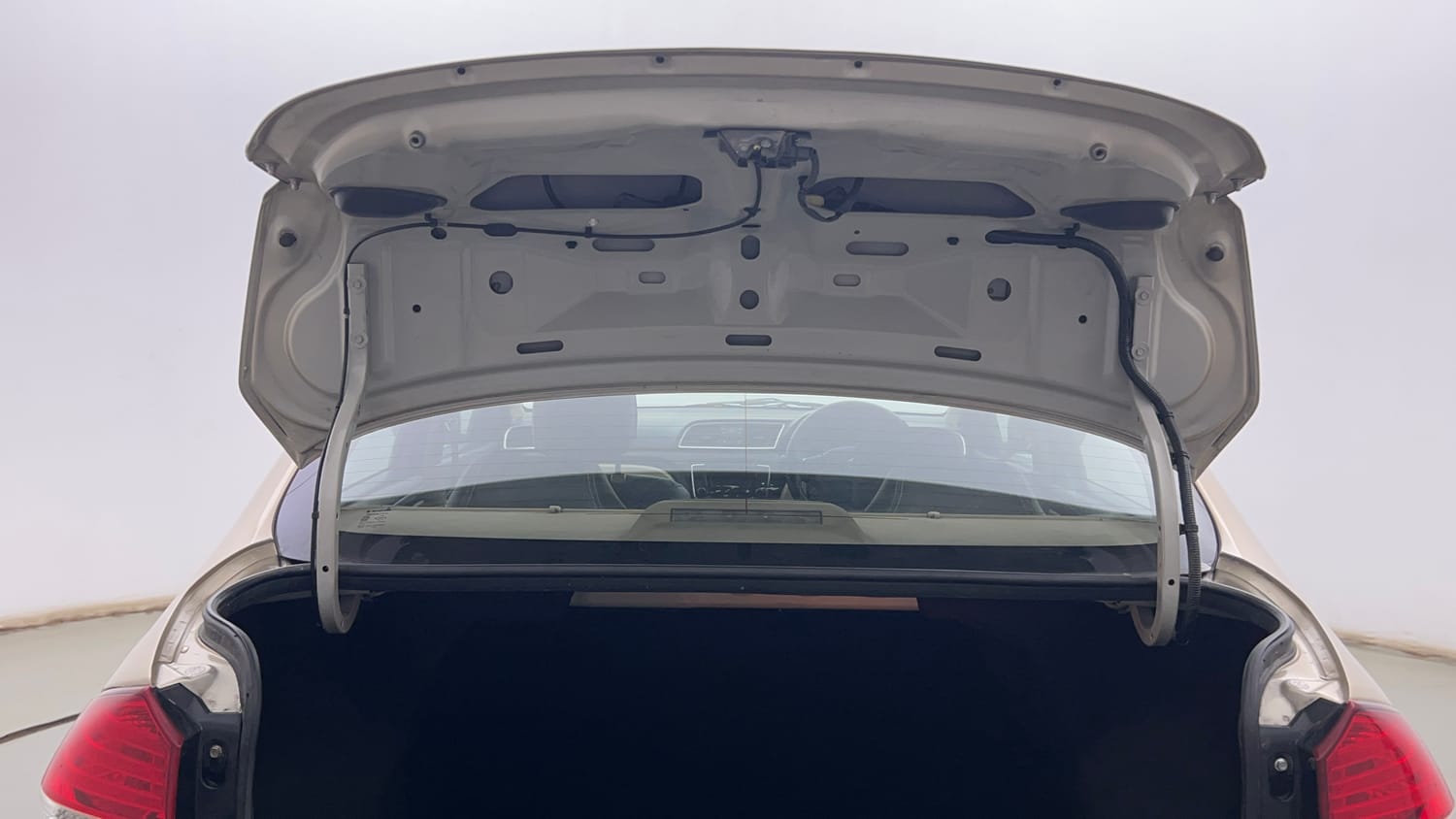Used 2016 Maruti Suzuki Ciaz ZXi  AT Petrol Automatic interior DICKY DOOR OPEN VIEW