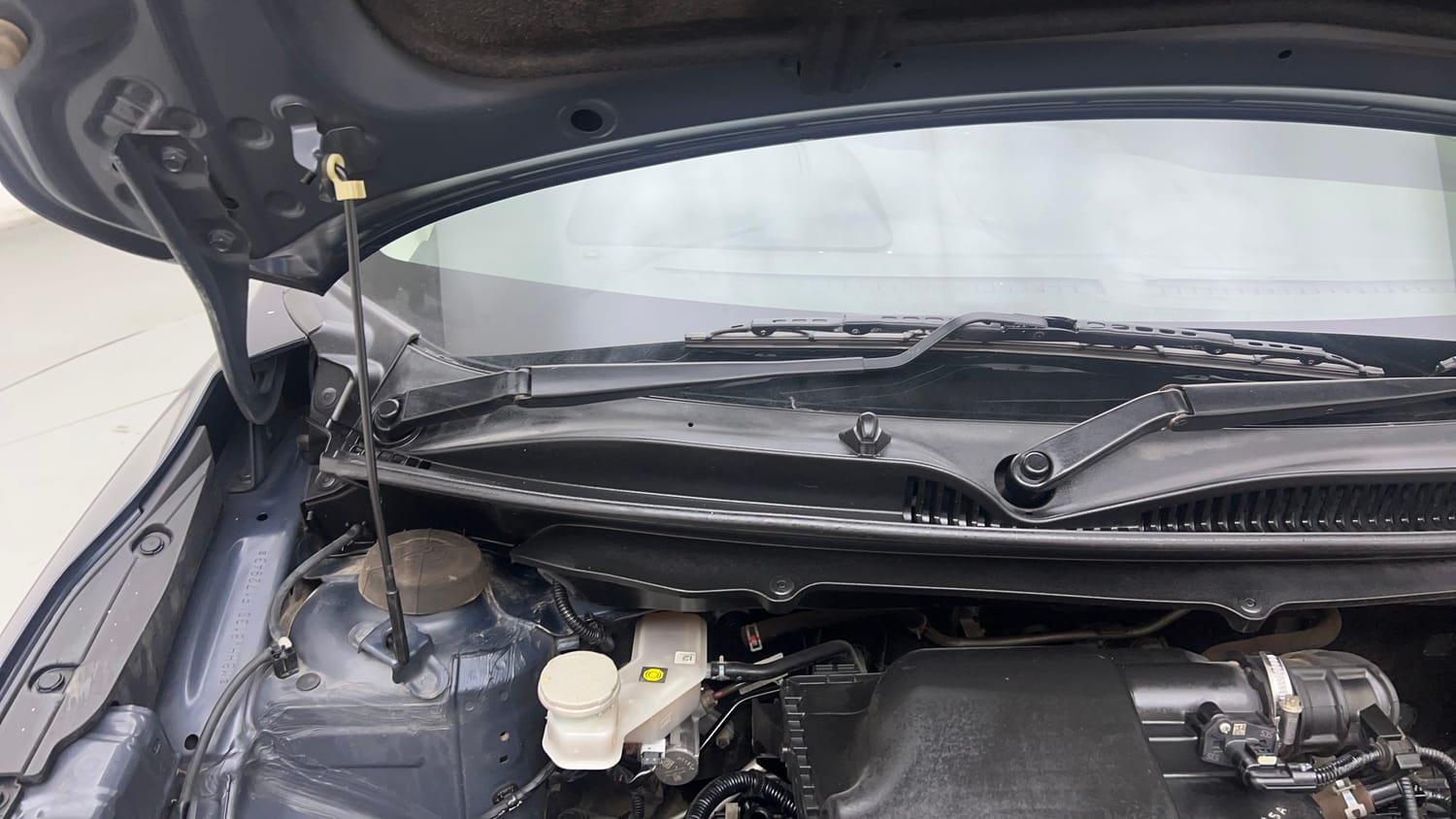 Used 2022 Maruti Suzuki Baleno Alpha MT Petrol Manual engine ENGINE RIGHT SIDE HINGE & APRON VIEW