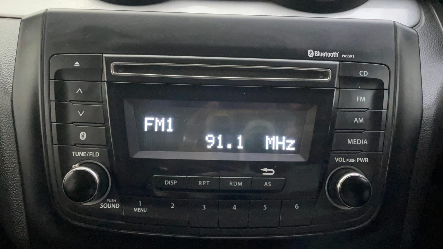 Used 2018 Maruti Suzuki Swift VXi Petrol Manual top_features Integrated (in-dash) music system