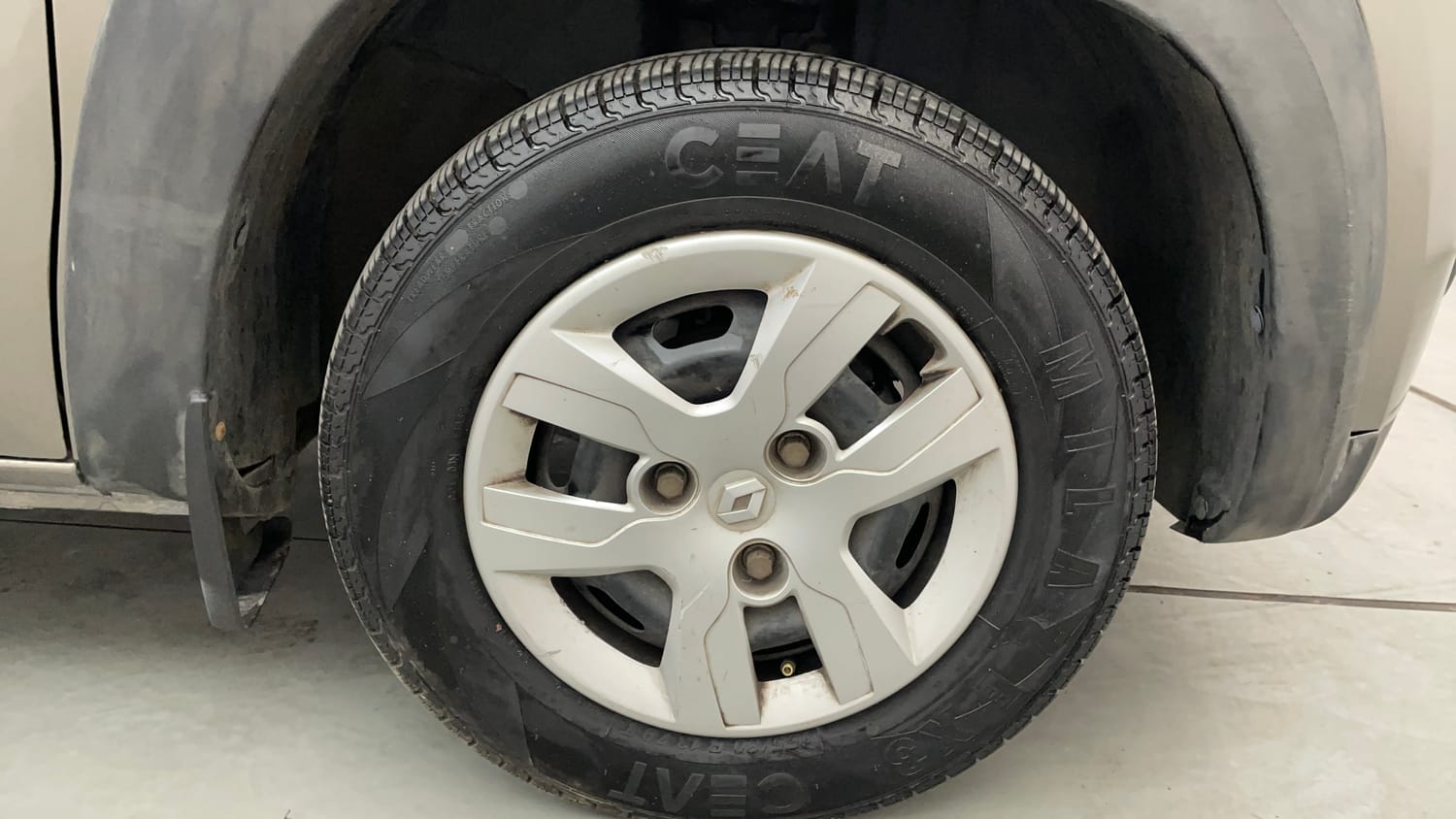 Used 2016 Renault Kwid RXT Petrol Manual tyres RIGHT FRONT TYRE RIM VIEW