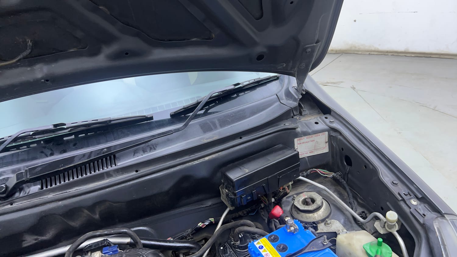 Used 2018 Maruti Suzuki Alto 800 LXi Petrol Manual engine ENGINE LEFT SIDE HINGE & APRON VIEW