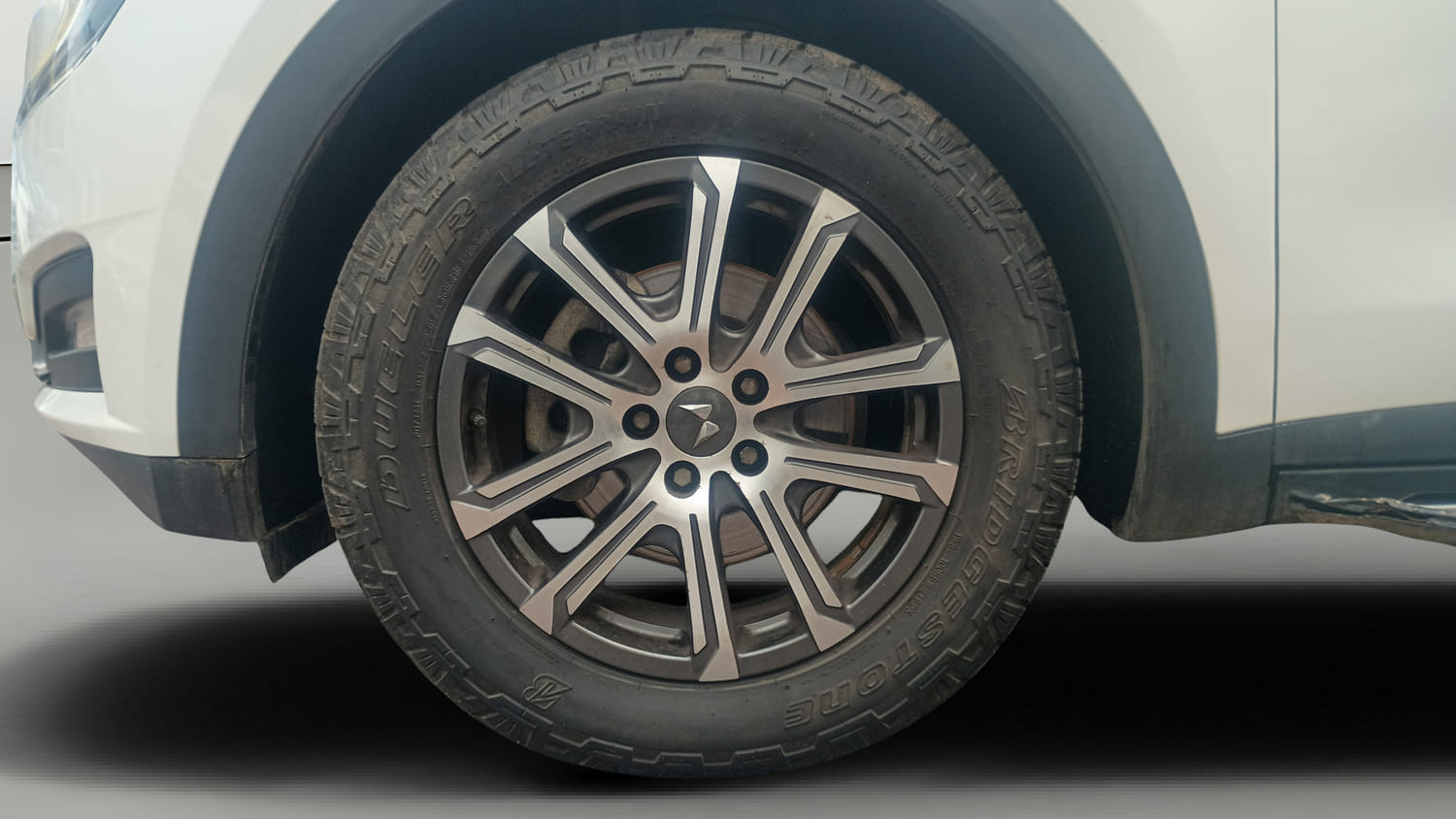 Used 2023 Mahindra XUV700 AX 7 Luxury Pack Diesel MT 7 STR Diesel Manual tyres LEFT FRONT TYRE RIM VIEW
