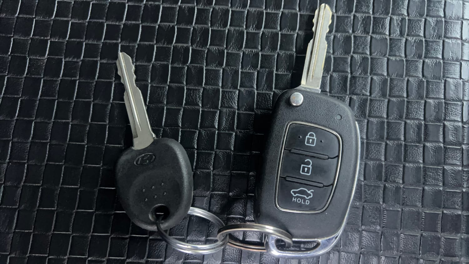 Used 2024 Hyundai Aura S 1.2 CNG Cng Manual extra CAR KEY VIEW